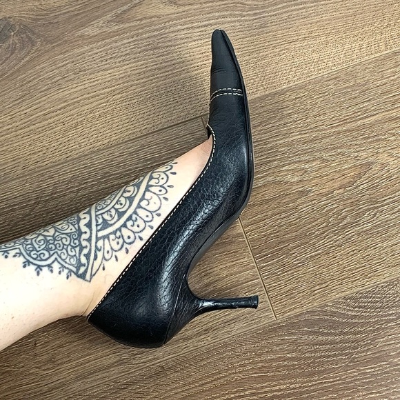 Women’s Vintage Dolce & Gabbana Black Stitched Pointed Heels Pumps, SZ: 38 - Picture 3 of 15
